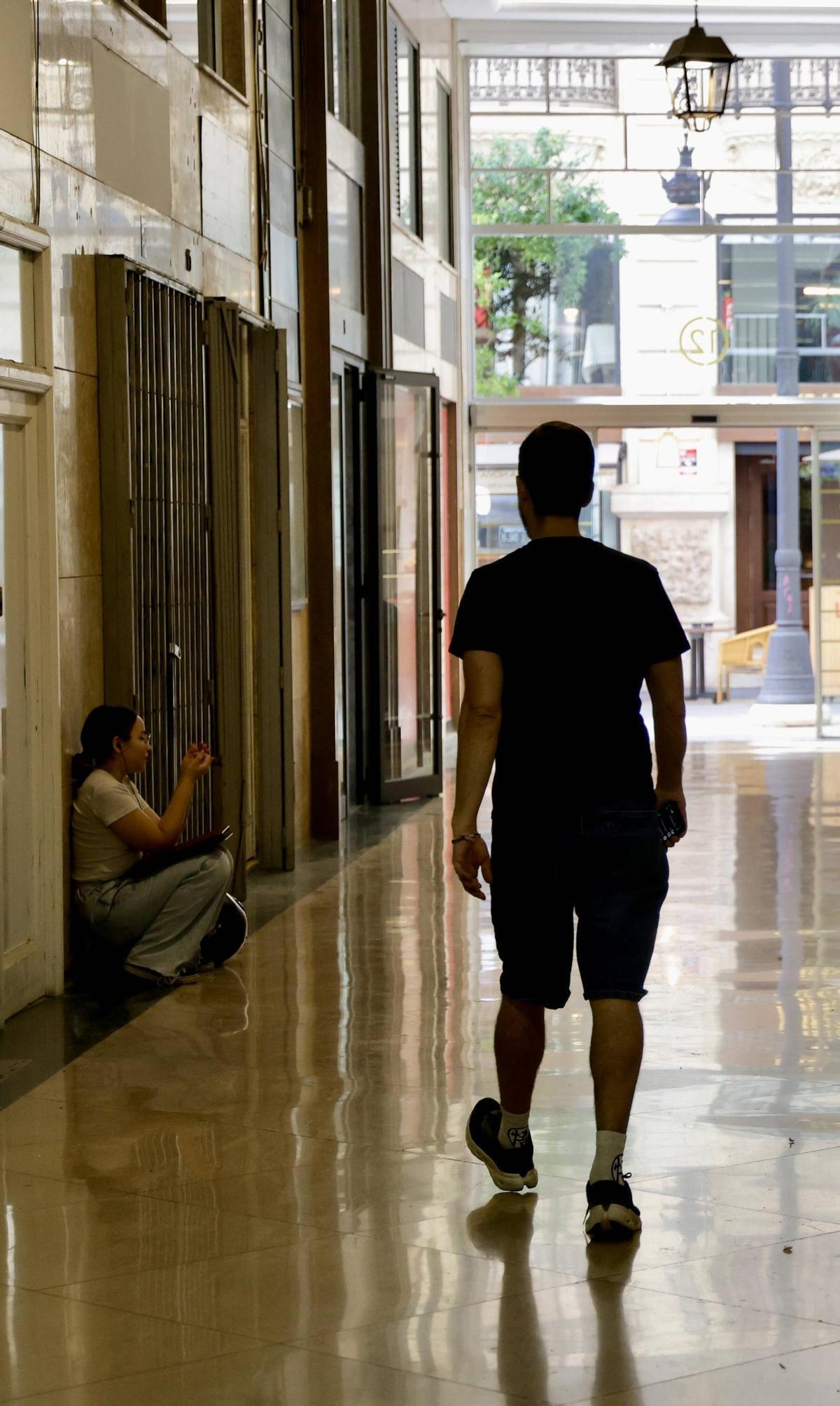 Los pasajes comerciales de València, un pedacito de la ciudad en las manzanas vecinales