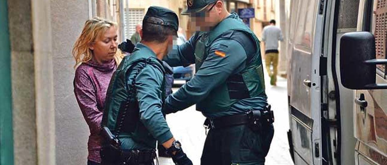 Svetlana B., la presunta asesina de Cala Millor, es conducida por la Guardia Civil el lunes al juzgado de guardia de Manacoro.