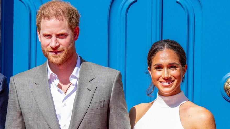 El príncipe Harry participa en un partido de voleibol sentado con veteranos