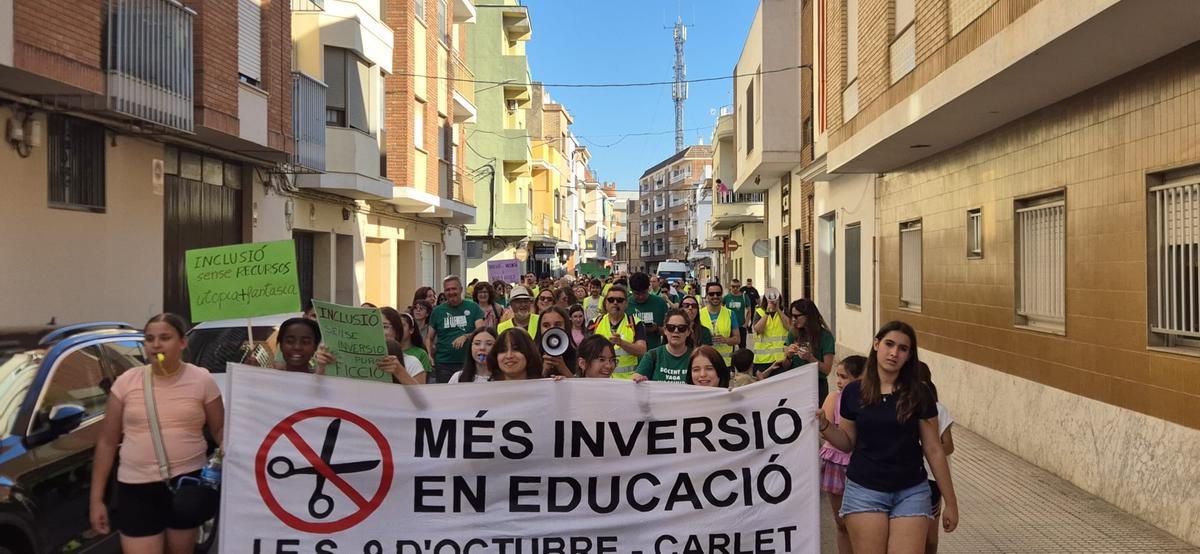 Alumnas del IES Eduardo Primo de Carlet portando la pancarta de apertura de la manifestación.