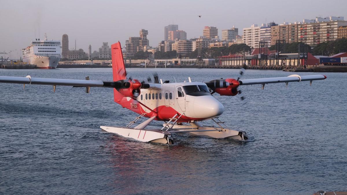 Primer amerizaje del nuevo hidroavión de pasajeros en el Puerto de Santa Cruz de Tenerife.