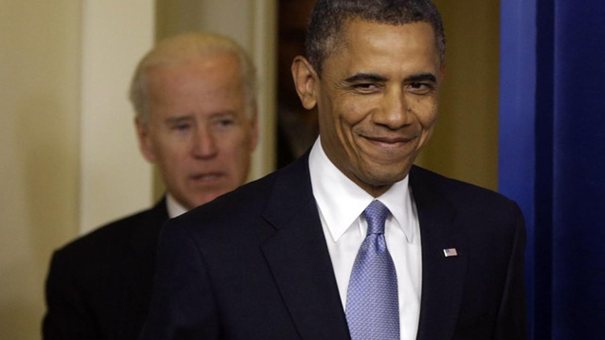 Barack Obama, en primer término, sonríe, junto a Joe Biden, tras lograr el acuerdo para salvar el abismo fiscal.