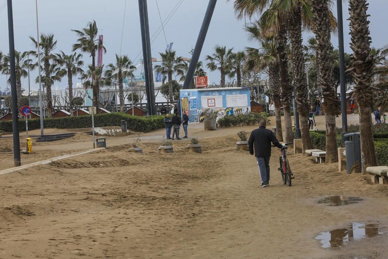 Temporal de lluvia: las mejores imágenes del paseo marítimo de València cubierto de arena