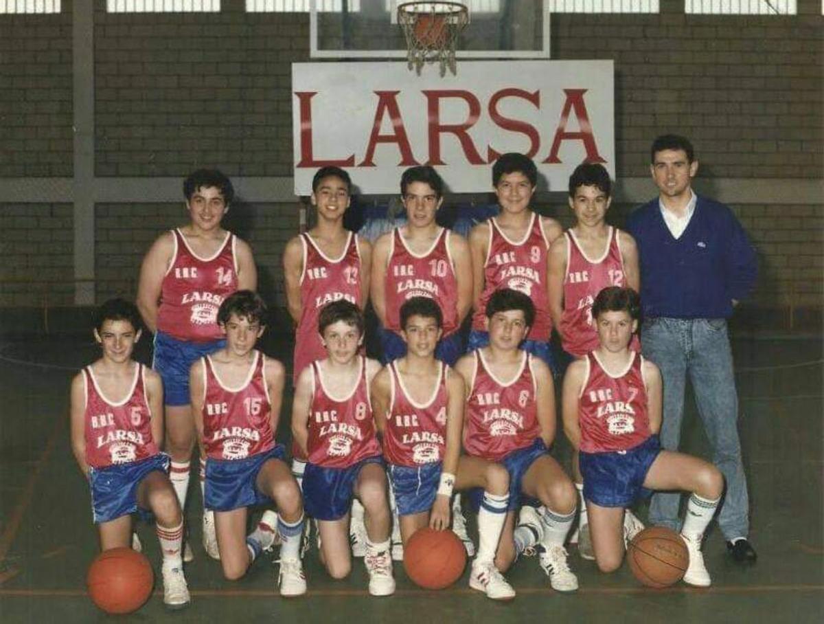 Juan Pérez, con el número 15, junto a los compañeros con los que compartió baloncesto, amistaad y vida.