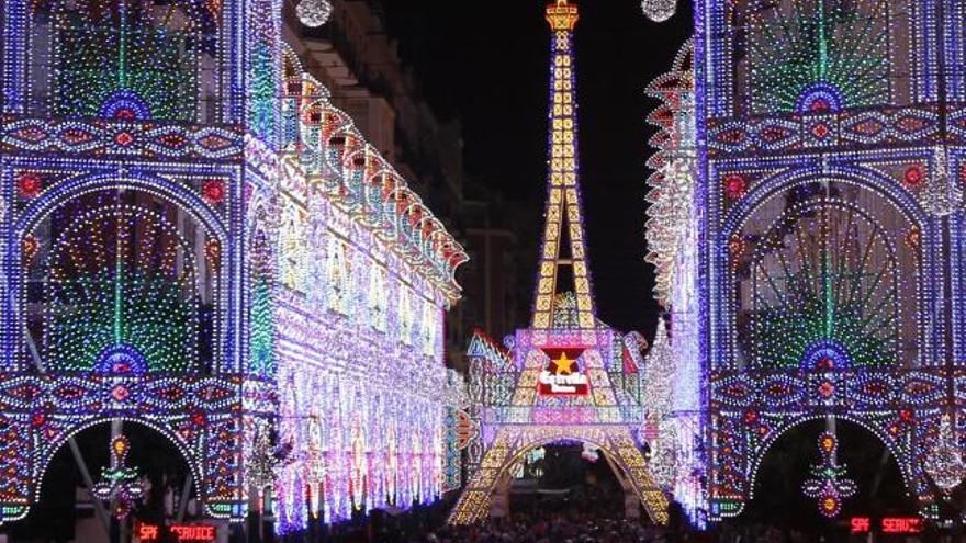 La iluminación de Sueca-Literato Azorín, al terminar el encendido, con la Torre Eiffel como elemento central.