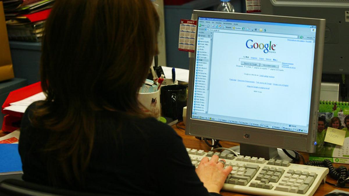 Una mujer consulta Google.