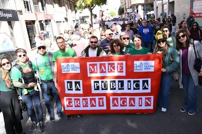 "Las maestras luchando también estamos enseñando", la educación pública se manifiesta en Elche