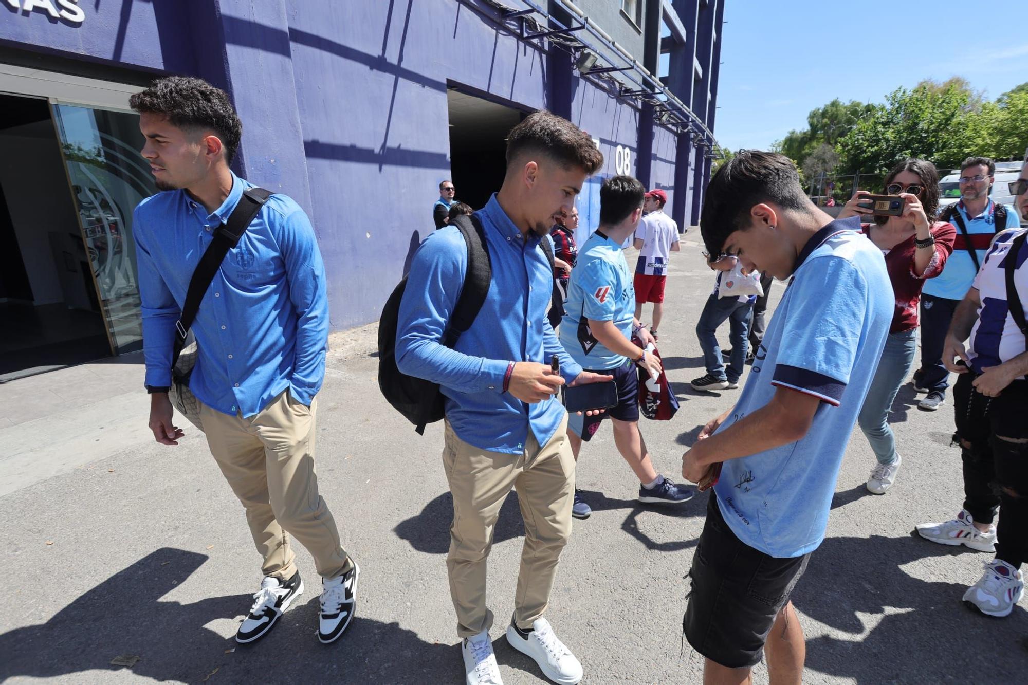 Algunos aficionados desean suerte al Levante UD antes de viajar a Buegos