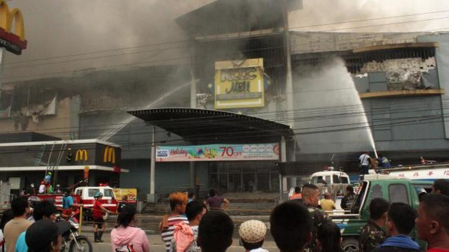 Al menos 37 muertos en el incendio de un centro comercial en Filipinas