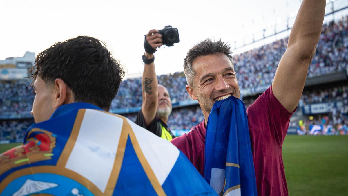 Aitor Sanz, celebrando el ascenso del Tenerife a Segunda División el 1 de mayo de 2026.