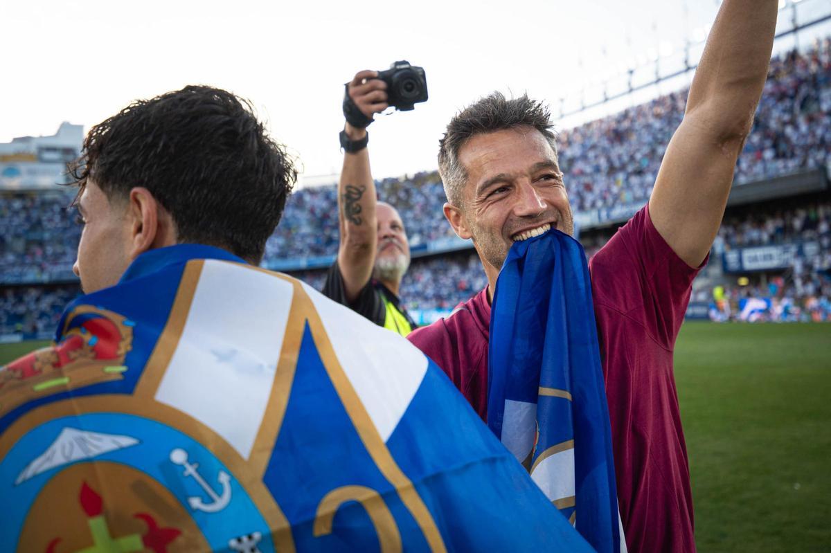 Aitor Sanz, celebrando el ascenso del Tenerife a Segunda División el 1 de mayo de 2026.