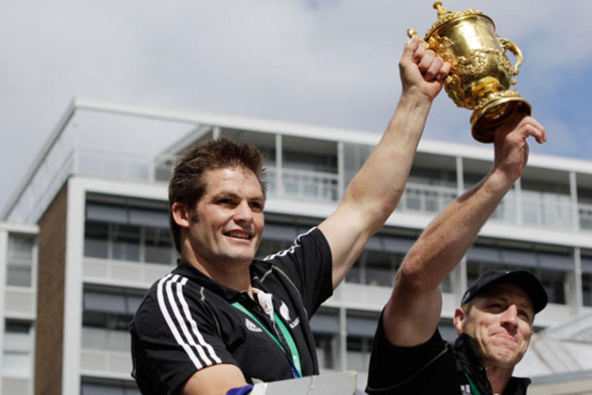 El capità dels All Blacks, Richie McCaw, i el seu company d’equip Brad Thorn, celebren la victòria a la Copa Mundial de rugbi, a Auckland (Nova Zelanda).