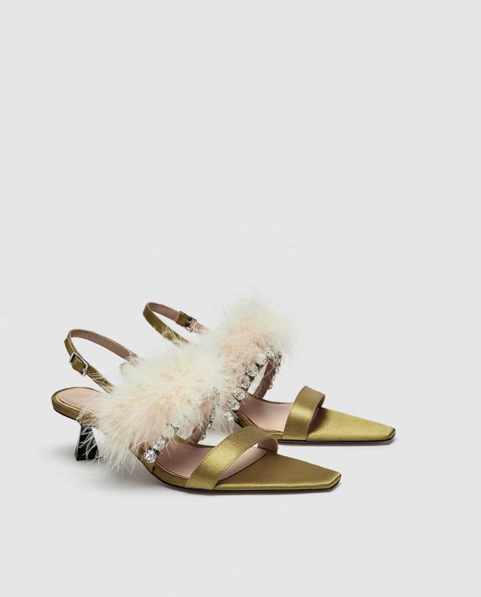 Sandalias con plumas de Zara