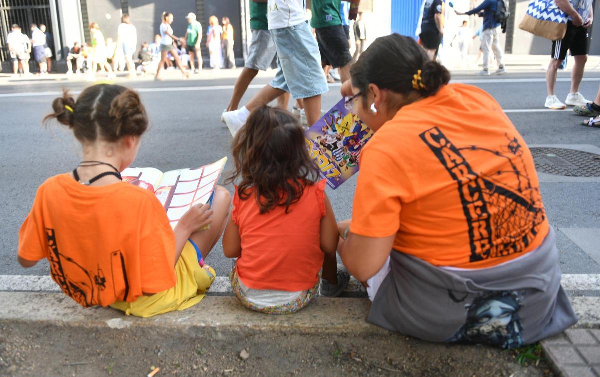 Aficionados del Dépor de naranja antes del duelo ante el Elche.