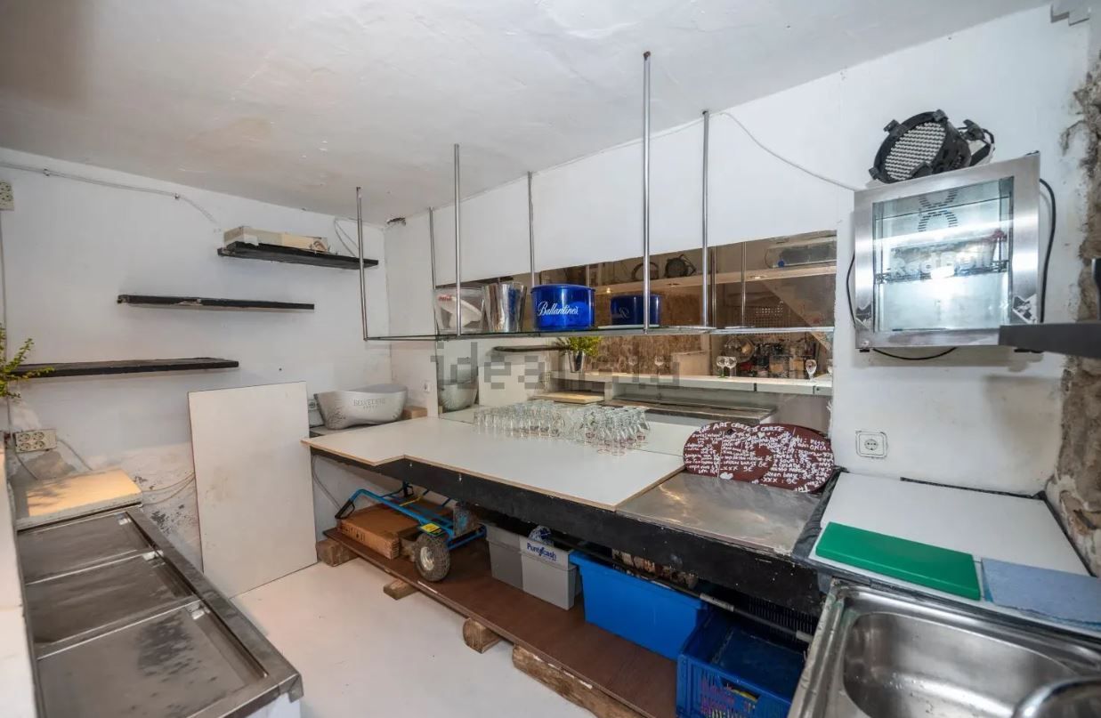 A la venta un edificio con dos apartamentos y negocio en Ibiza por 625.000 euros