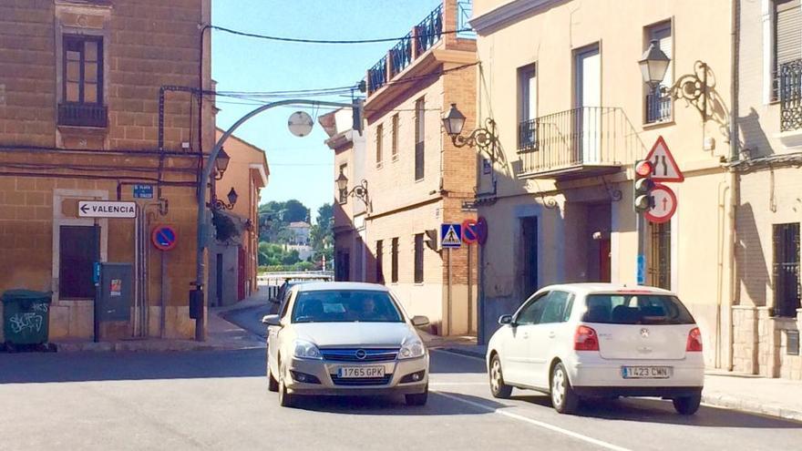 La travesía de Massarrojos junto a las viviendas.