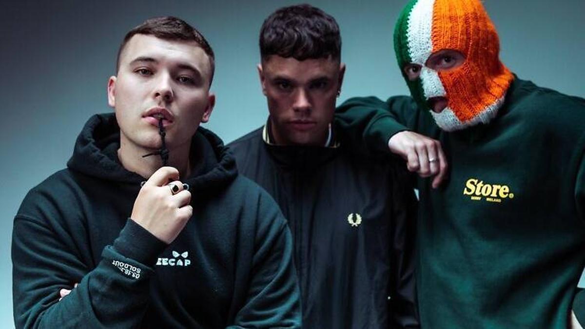 Mo Chara, cuyo verdadero nombre es Liam O'Hanna (o Liam Og O Hannaidh en gaélico), fue acusado de "delito de terrorismo" en mayo de 2025 por exhibir una bandera del movimiento islamista chií libanés en un concierto.