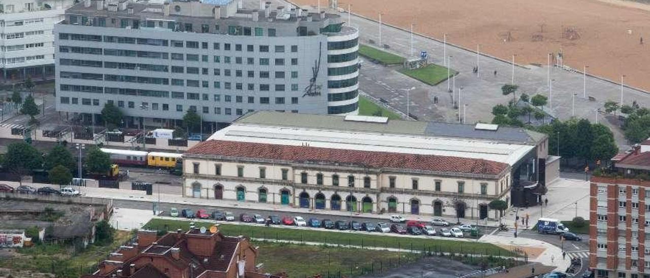 En el centro de la imagen, el Museo del Ferrocarril, en cuyas inmediaciones se prevé construir la estación intermodal de Gijón, dentro del plan de vías.