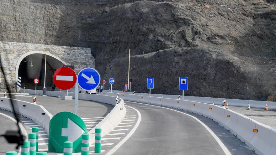 Un choque deja a un motorista herido tras quedarse atrapado bajo otro turismo