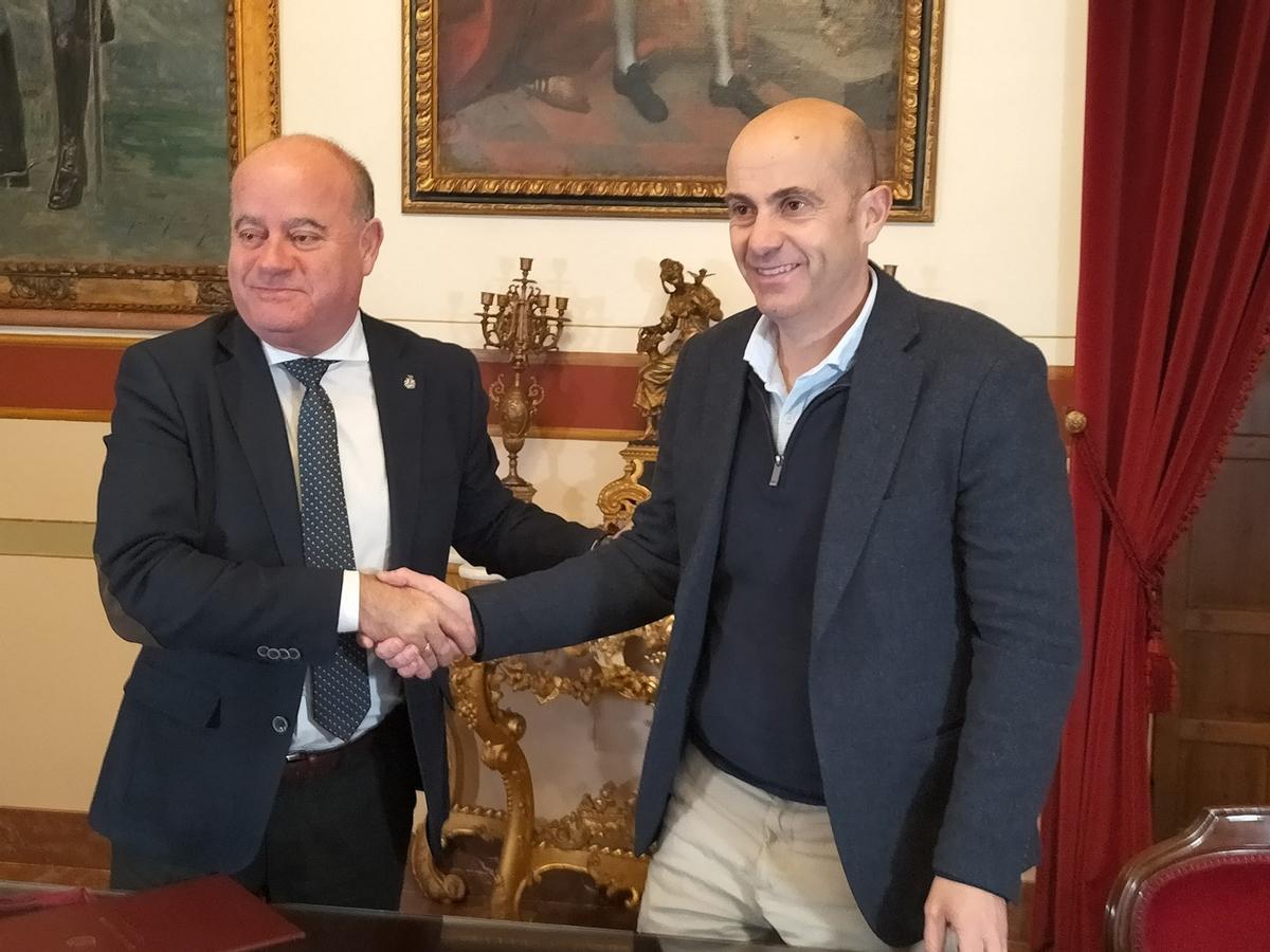 Manolo Barón y Manuel Almohalla sellan el acuerdo para llevar agua de Antequera al diseminado de Pillapocas en Archidona.
