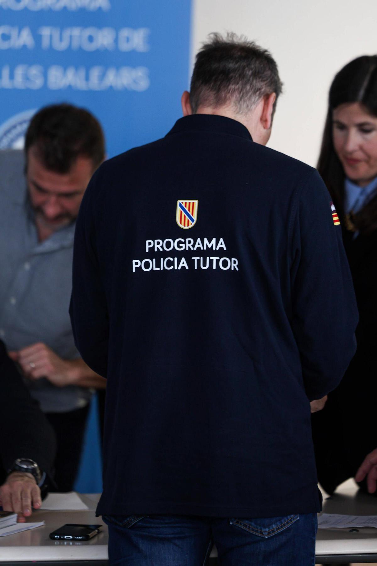 Un agente de espaldas, en la jornada celebrada en el Patronato de Deportes de Ibiza.