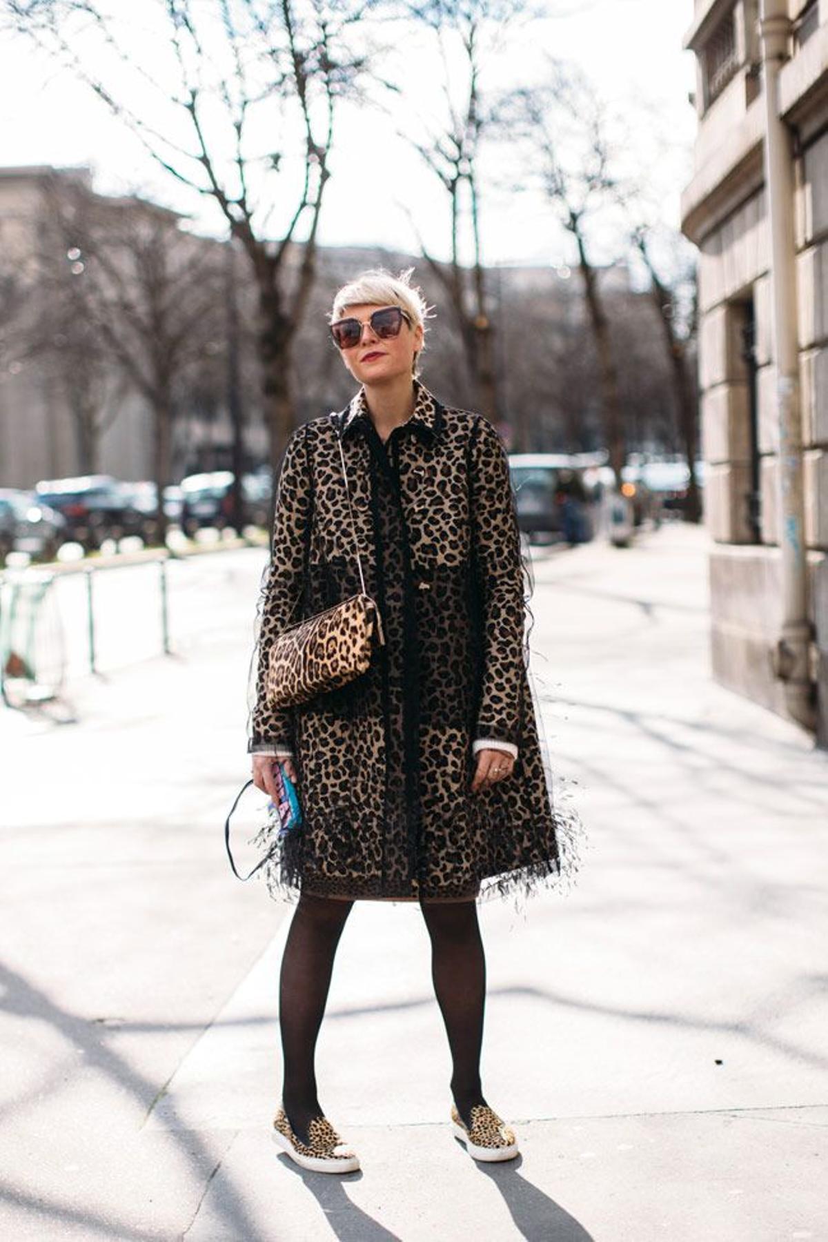 Cómo llevar el abrigo de leopardo este invierno, según el 'street style' de la temporada