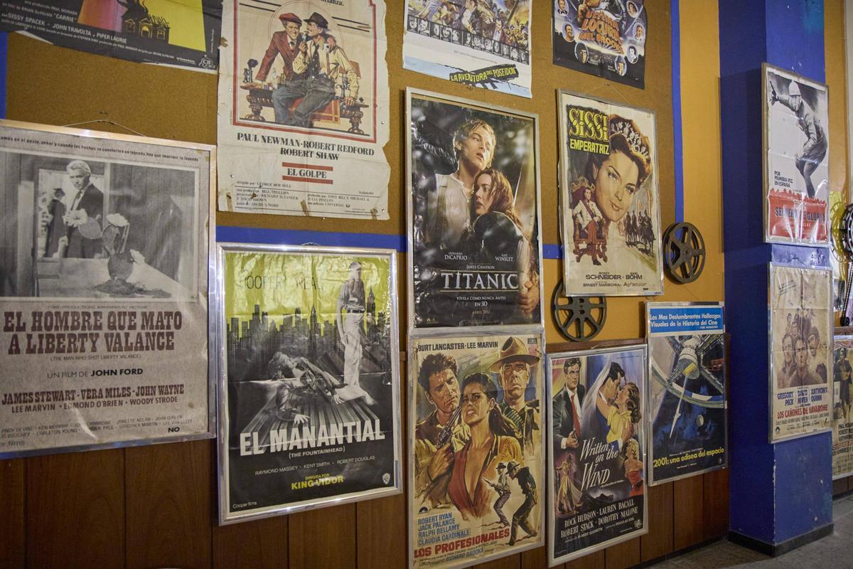 Cartells exposats al vestíbul de l'antic cinema Espinet amb material històric
