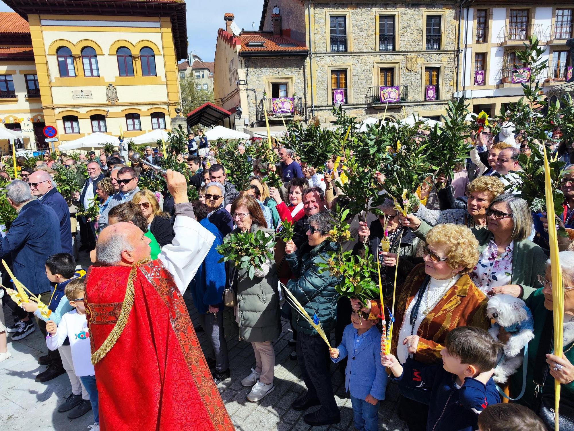 Villaviciosa vibra en Semana Santa con un domingo de Ramos multitudinario