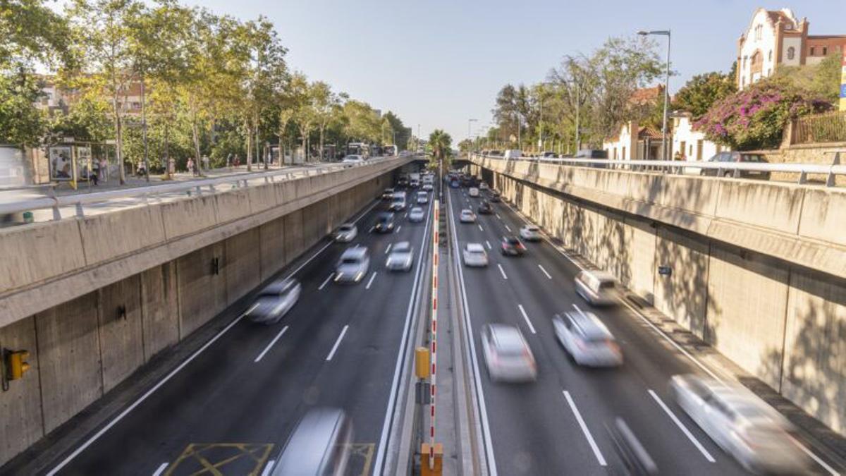 Coches circulan por la ronda de Dalt.