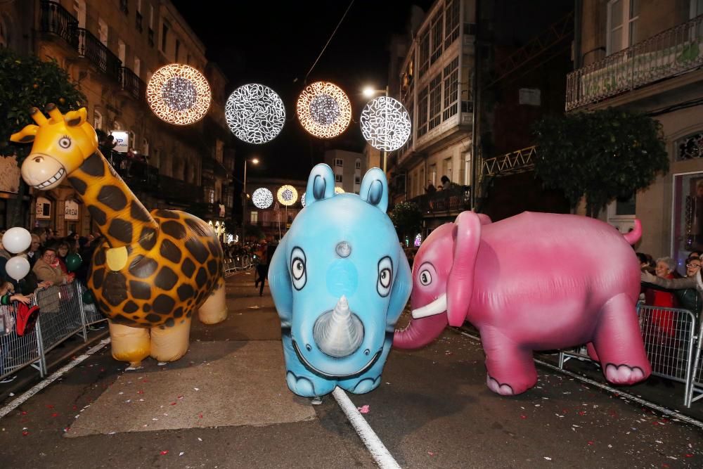 Miles de niños y niñas disfrutan junto a sus familias del desfile récord de la ciudad olívica. Melchor, Gaspar y Baltasar lanzaron caramelos desde sus carrozas.