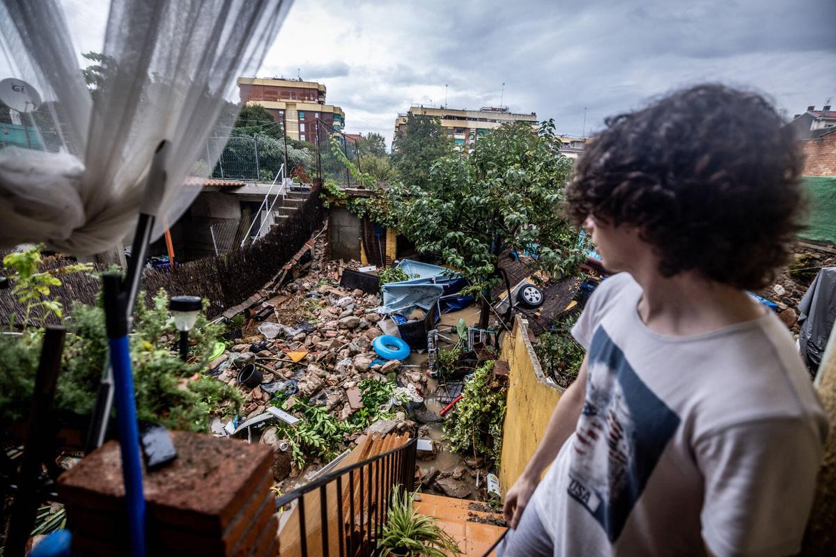Los vecinos de una calle de Granollers afectada por las fuertes lluvias trabajan para limpiar el barro y tirar todo lo estropeado debido a las inundaciones que han sufrido. Granollers a 5 de Octubre de 2026. AUTOR: JORDI OTIX