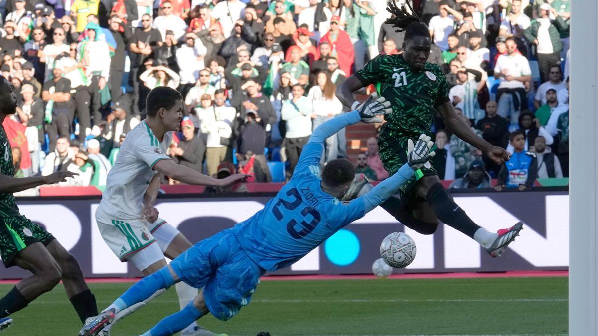 Luca Zidane, de Algeria, ante Calvin Bassey, de Nigeria