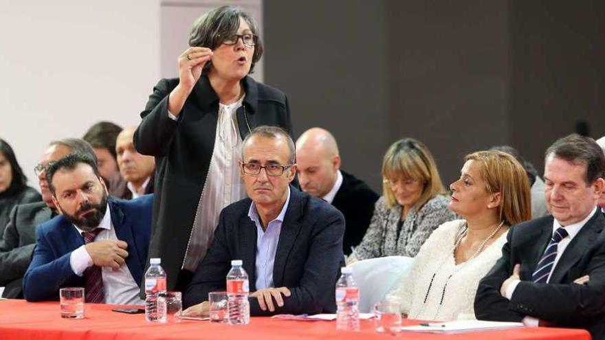 Eva García interviene para criticar la estrategia del PP en presencia de Caballero y Silva. // Marta G. Brea
