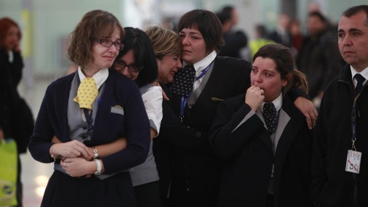 Trabajadoras de Newco se abrazan entre lágrimas durante la protesta que han protagonizado este martes en El Prat.