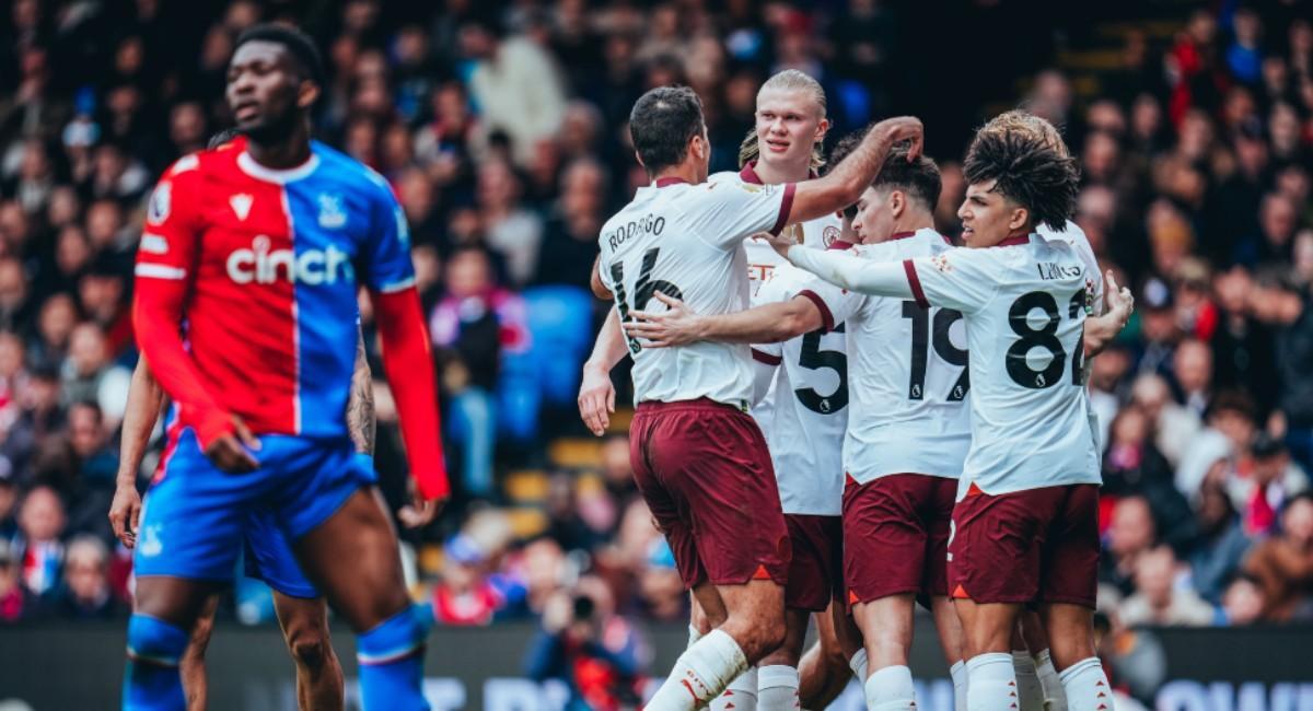 Los jugadores del City felicitan a Haaland, que anotó el 1-3 al Crystal Palace.