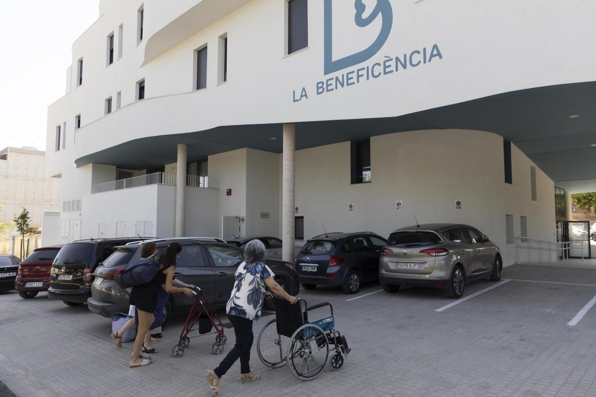 Así ha sido el traslado de los usuarios a la nueva residencia la  Beneficencia de Ontinyent