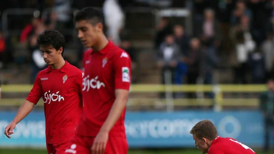 Pablo Fernández, en primer término, Jaime Santos y el capitán Alberto se lamentan tras la derrota.