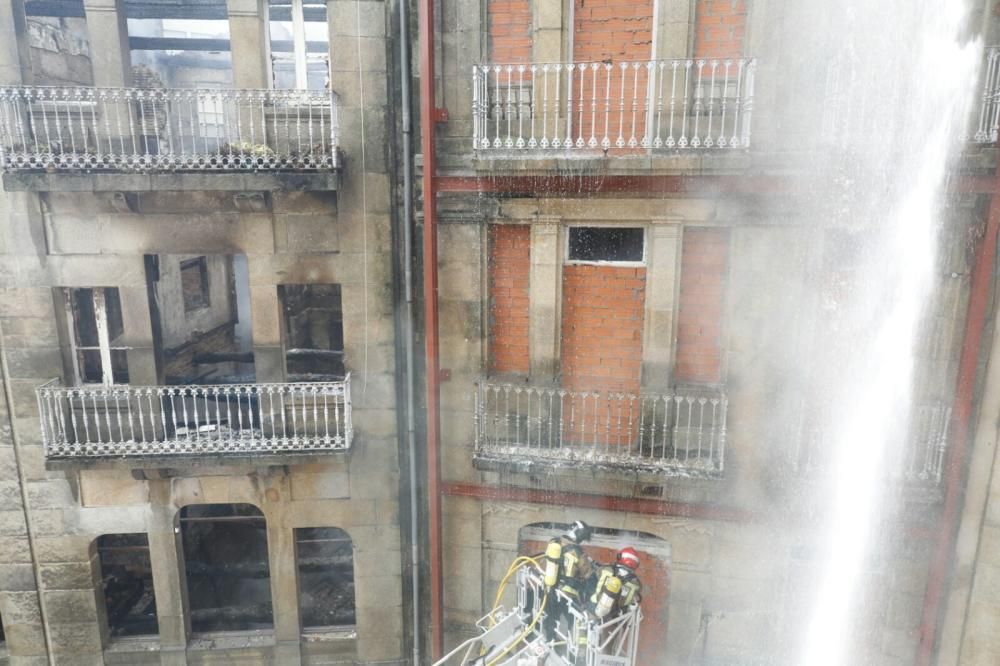 Arde por completo un edificio abandonado en Vigo