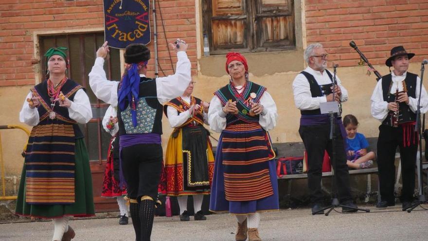 Así vive San Juanico sus fiestas: una hoguera, el burro zamorano y siglos de historia
