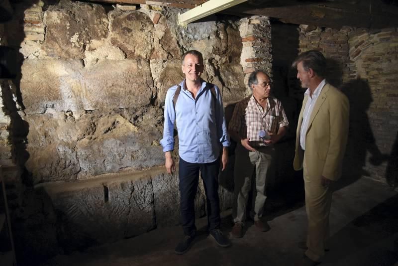 Hallados restos de un torreón romano entre una tienda y un bar de Zaragoza