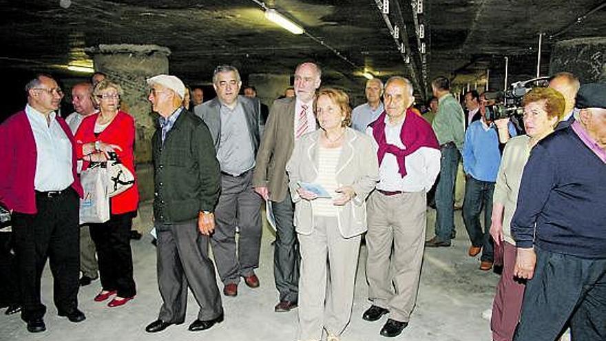 Paz Fernández Felgueroso, en el centro, en la visita al pozo de tormentas de Poniente.
