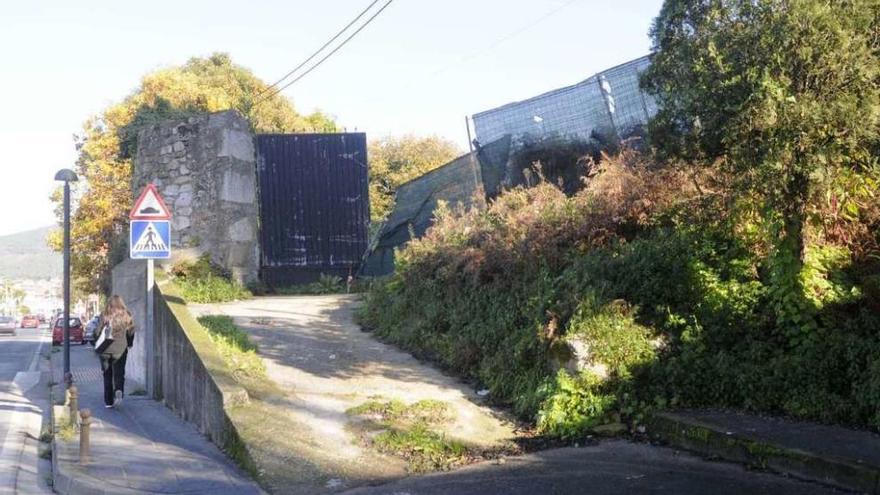 El muro de cierre del conjunto histórico del pazo de Vista Alegre. // Noé Parga