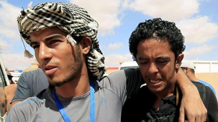 Dos rebeldes, a las afeuras de Sirte.