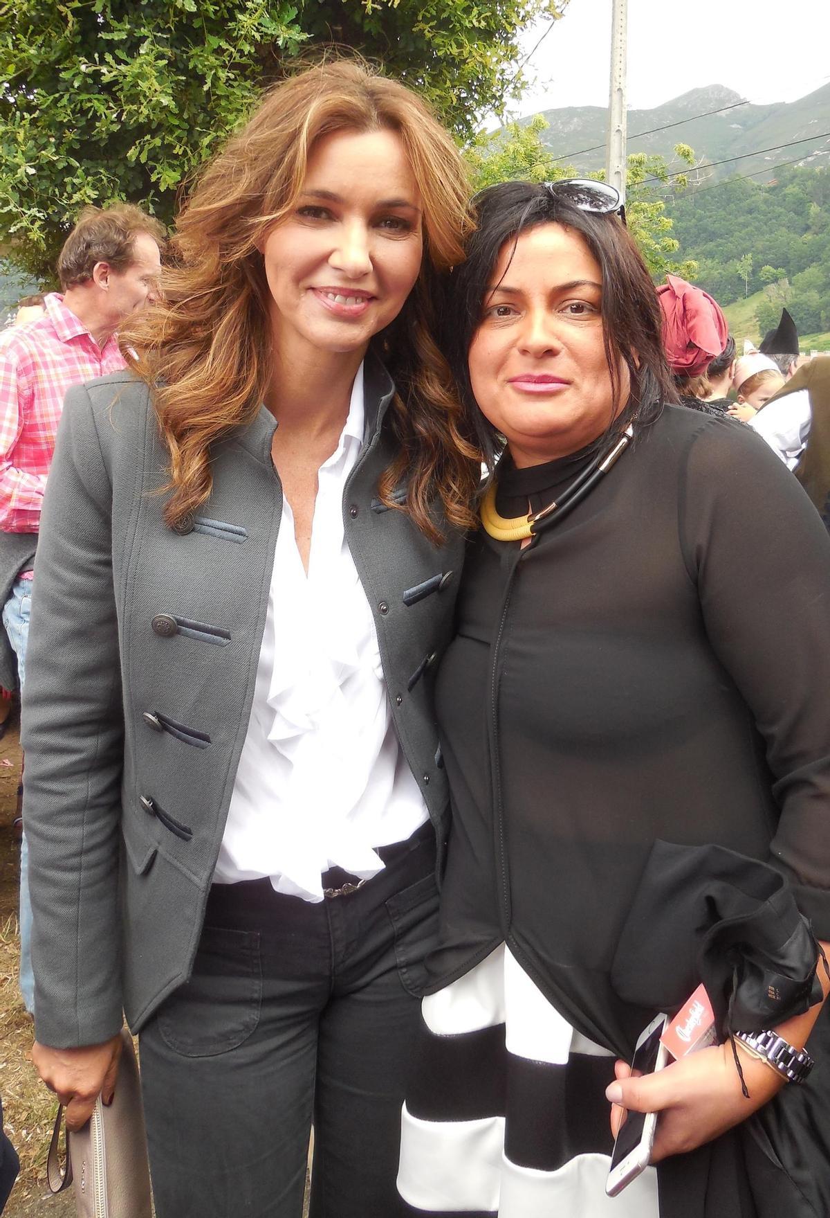 Arancha del Sol junto a su peluquera en Cangas de Onís, María Gancedo.