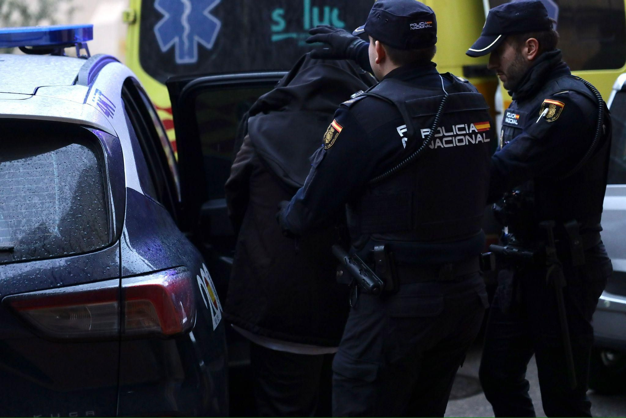 EN IMÁGENES | Un hombre se atrinchera en su casa tras apuñalar a otro en el cuello tras una pelea en la calle El Sepulcro de Zaragoza