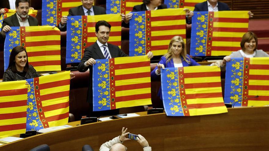 Los diputados del PP exhiben las &#039;senyeras&#039;.