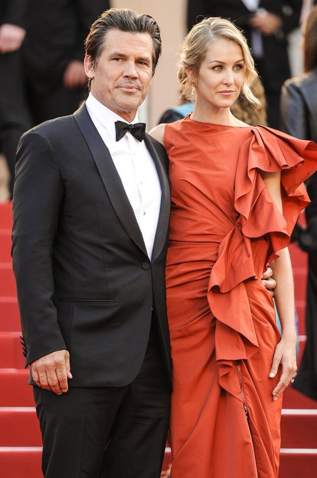 Josh Brolin y su recién prometida, Kathryn Boyd en el estreno de 'Sicario' en el Festival de Cine de Cannes