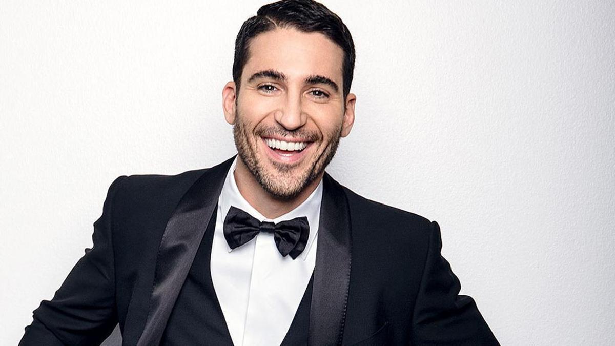 El actor Miguel Ángel Silvestre lleva la bandera de Castellón por todo el mundo.