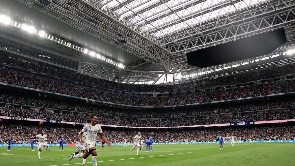 Jude Bellingham celebra su gol al Getafe en el remodelado Santiago Bernabéu.