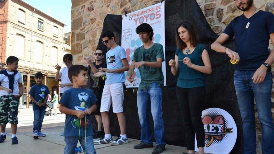 Varios participantes del quinto encuentro del yoyó celebrado ayer en Benavente.